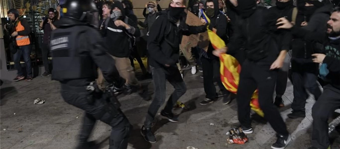 Ταραχές στην Βαρκελώνη: «Έξω οι δυνάμεις κατοχής» φωνάζουν οι Καταλανοί για τους Ισπανούς